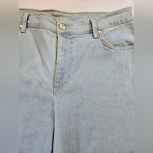 Gloria Vanderbilt Womens Light Wash Amanda Slimming Effect Capri Jeans Size 8 - Picture 3 of 12